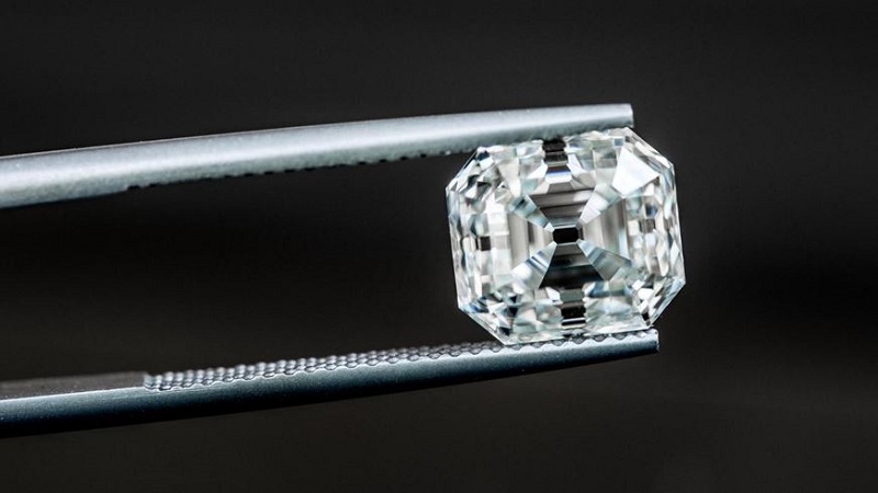 Questions to Ask Your Jeweller When Buying a Lab-Grown Diamond Engagement Ring